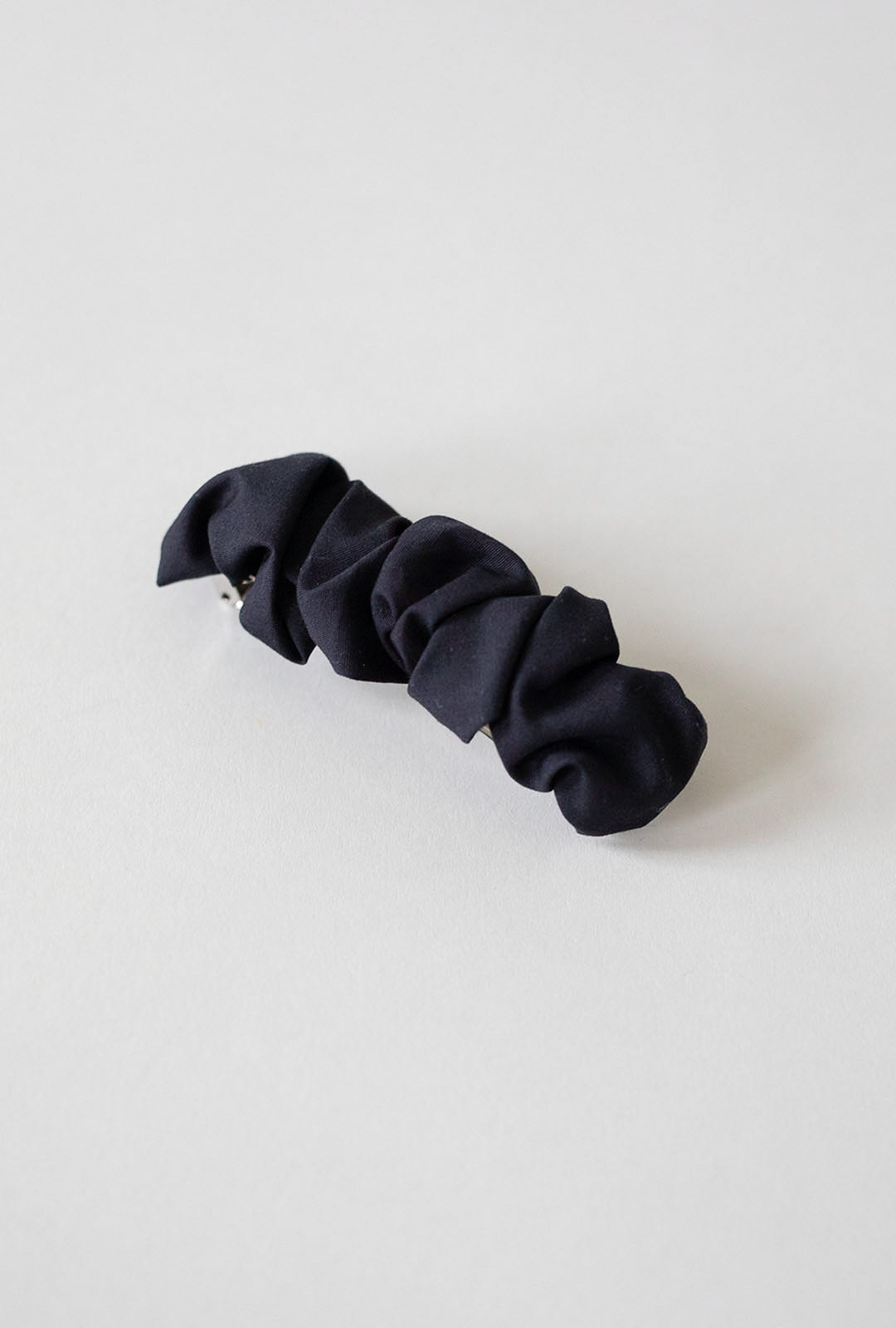 HELSINKI ATELIER RUFFLED HAIR CLIP BLACK