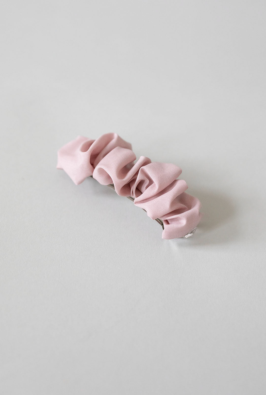 HELSINKI ATELIER RUFFLED HAIR CLIP BLUSH