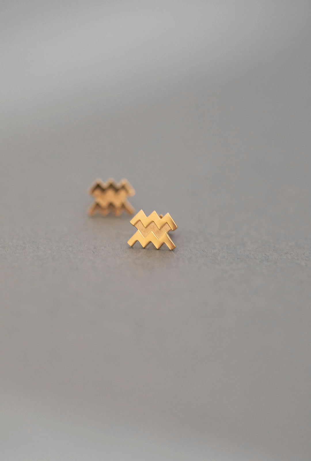 ZODIAC STUD EARRINGS AQUARIUS GOLD