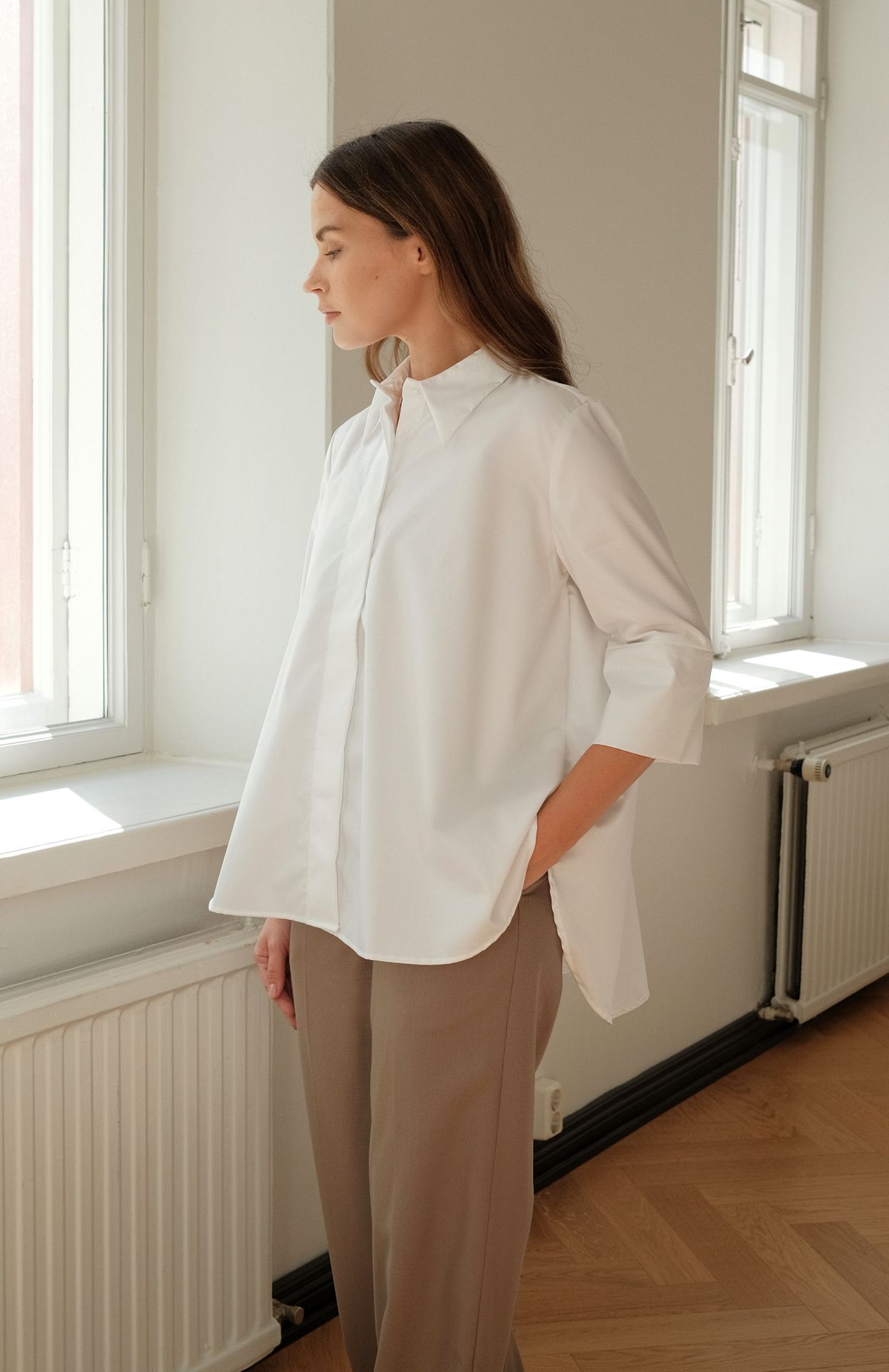 KLASSINEN VALKOINEN KAULUSPAITA