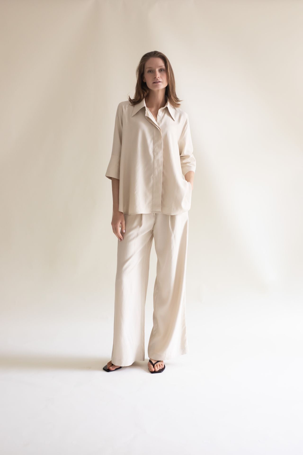 CLASSIC SHIRT W/ TWIST SAND