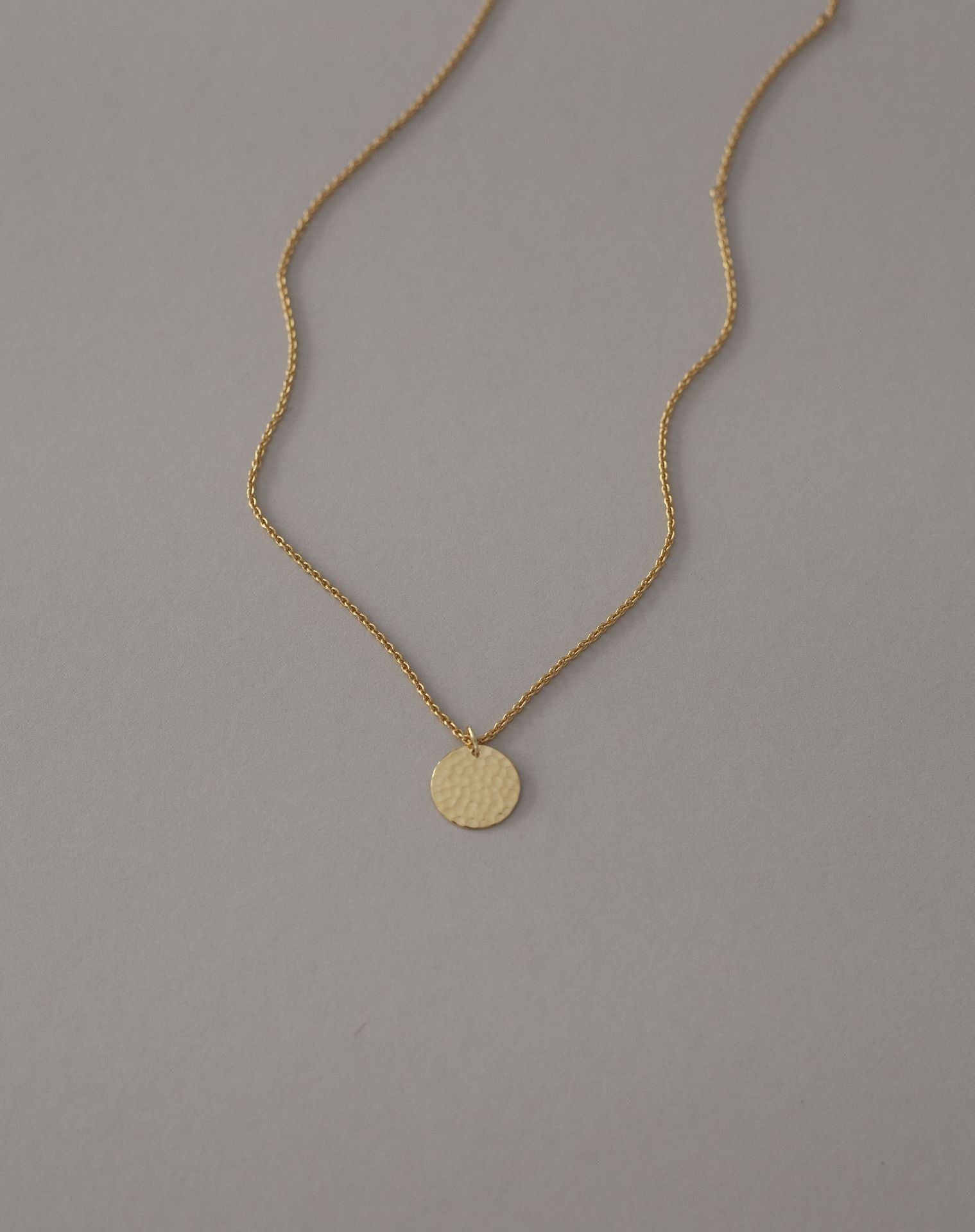 NECKLACE GOLD WITH HAMMERED DISK